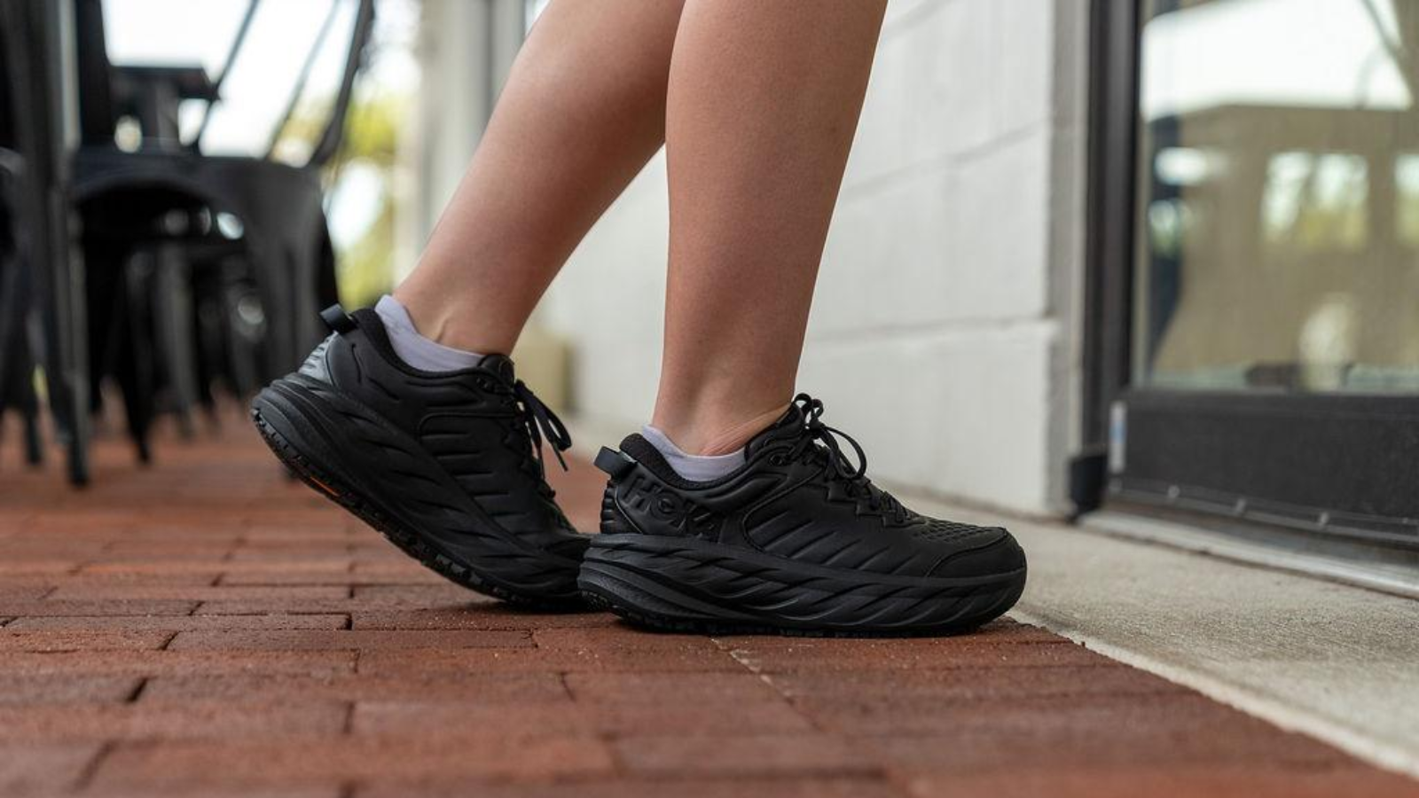 Hinh anh 3: Giay chay bo da mau den: Su ket hop giua phong cach va tien ich