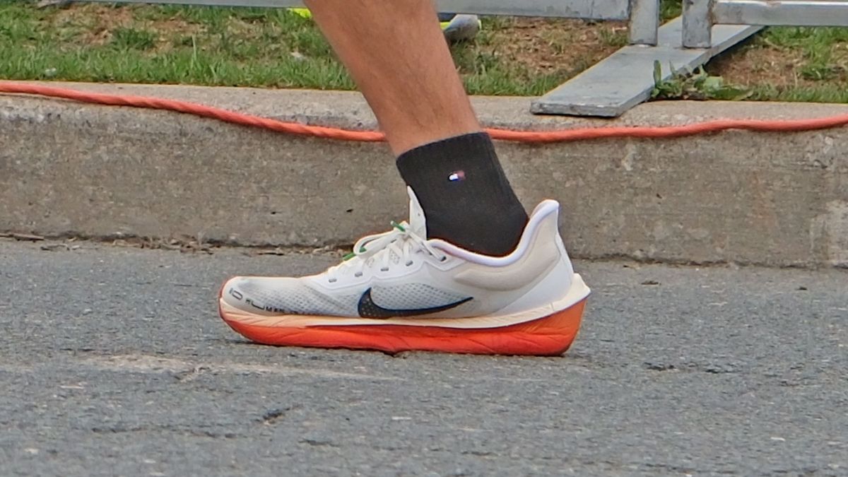 Giay chay bo carbon cho nguoi bi overpronation