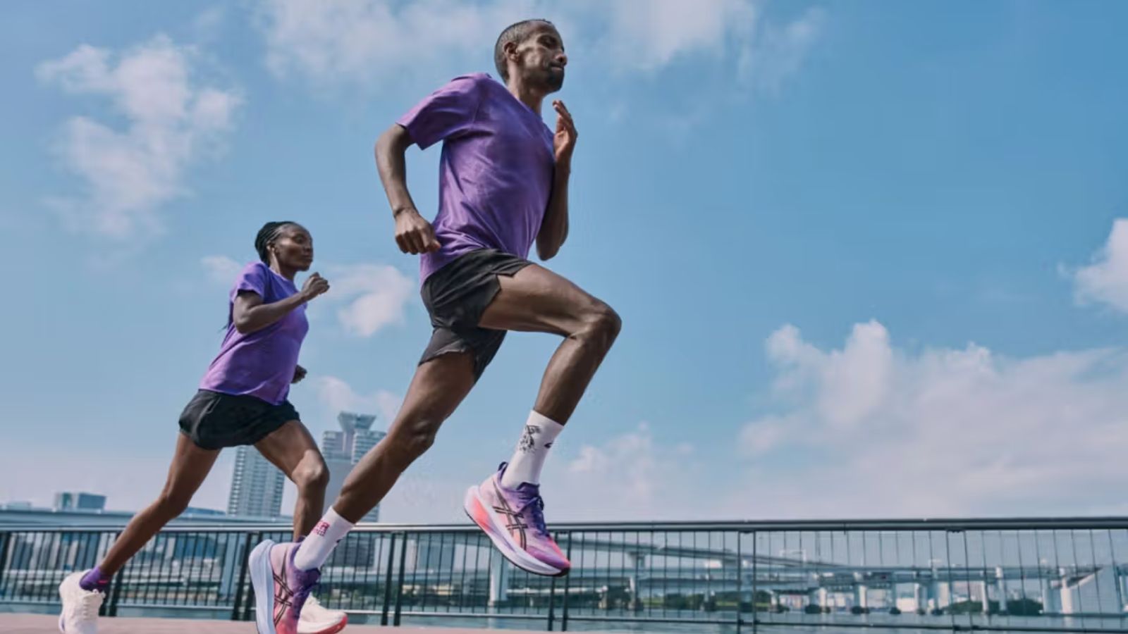 Hinh anh 2: Giay chay bo ASICS MEGABLAST va SONICBLAST tren nen trang