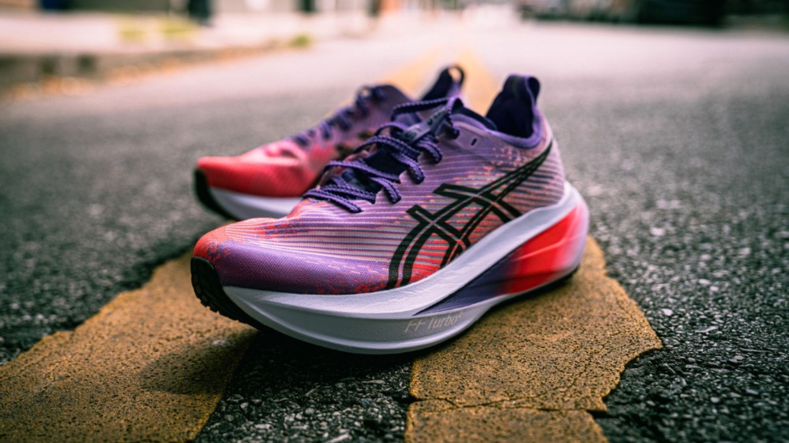 Hinh anh 7: Giay chay bo ASICS MEGABLAST va SONICBLAST tren nen trang