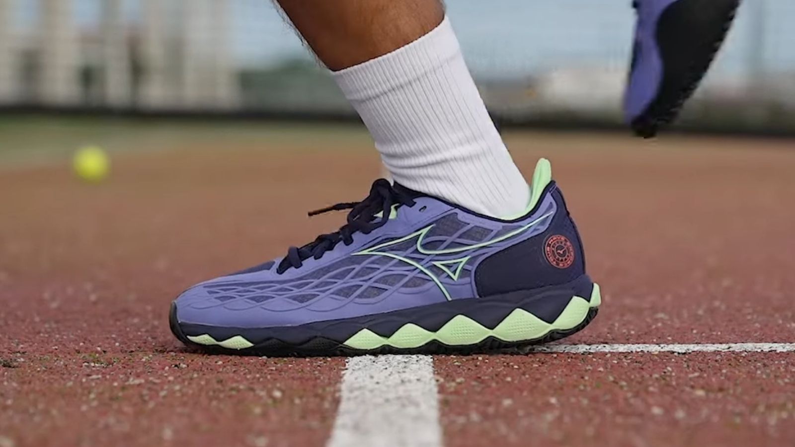 Hinh anh 2: Giay Mizuno Wave Enforce Tour voi thiet ke dem doc dao cho hieu nang cao