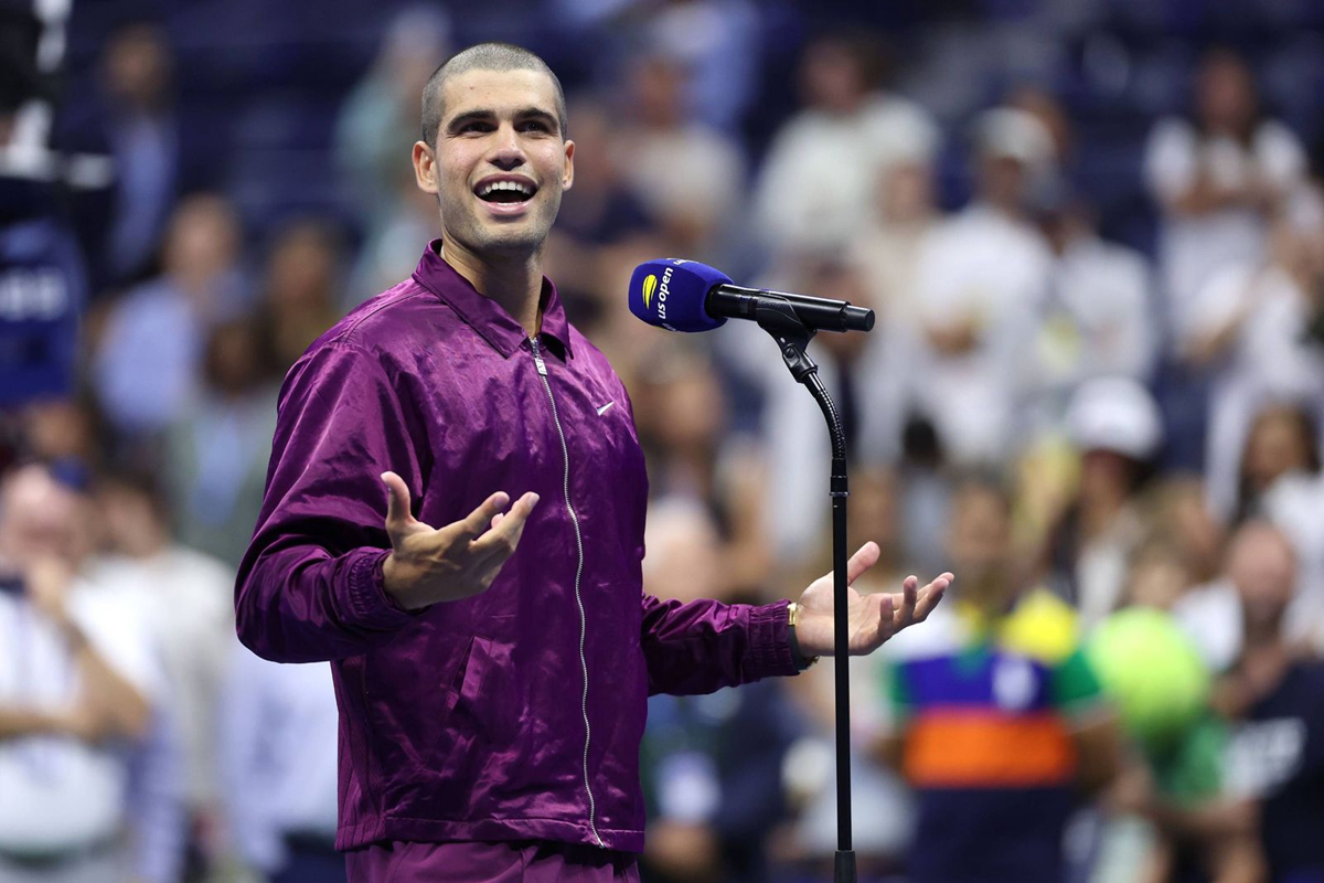 Hinh anh 3: Carlos Alcaraz tren san tennis voi phong cach thoi trang noi bat