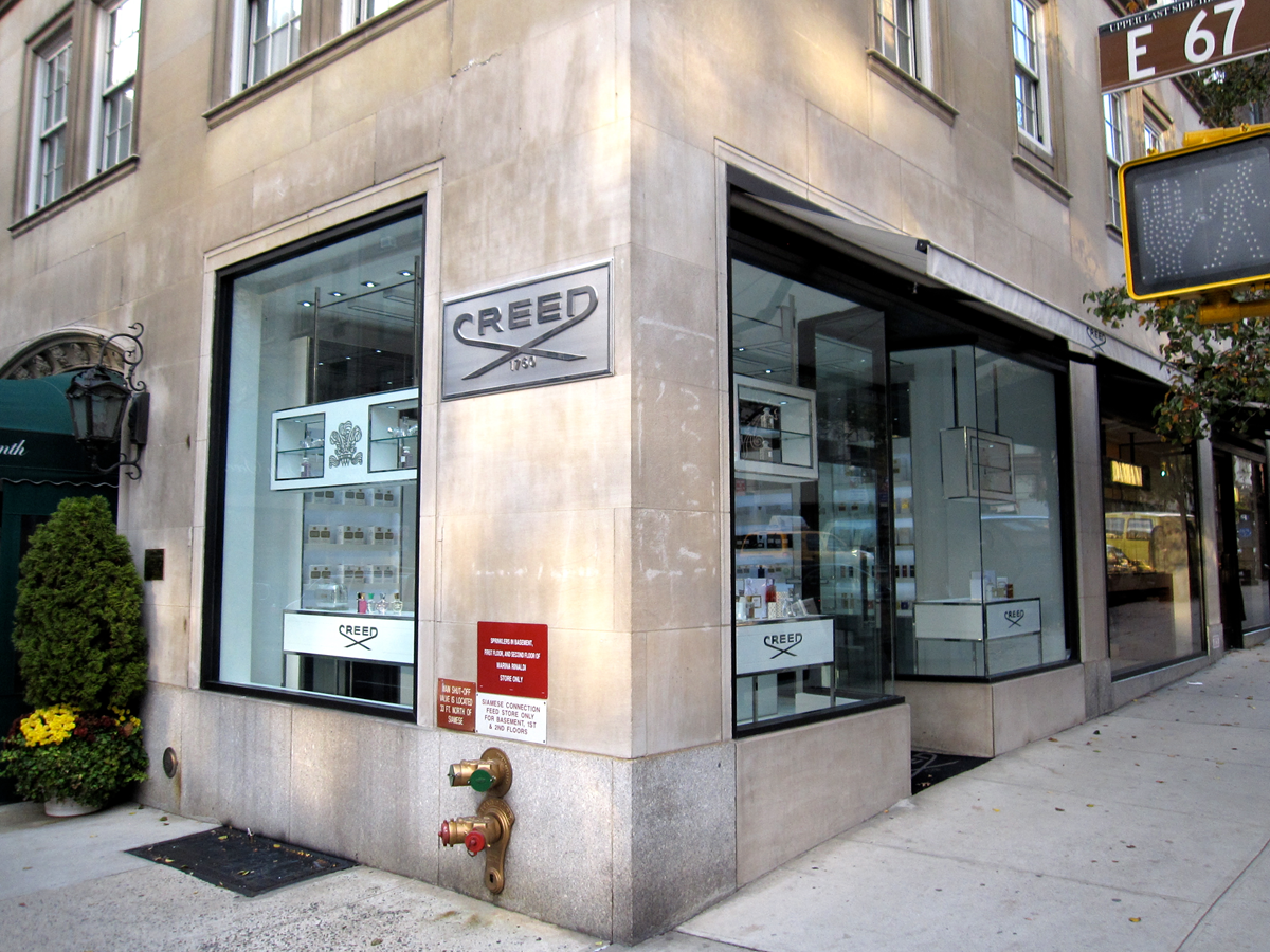 Logo thuong hieu nuoc hoa Creed voi hinh anh ngua bac, bieu tuong suc manh va lich su lau doi.