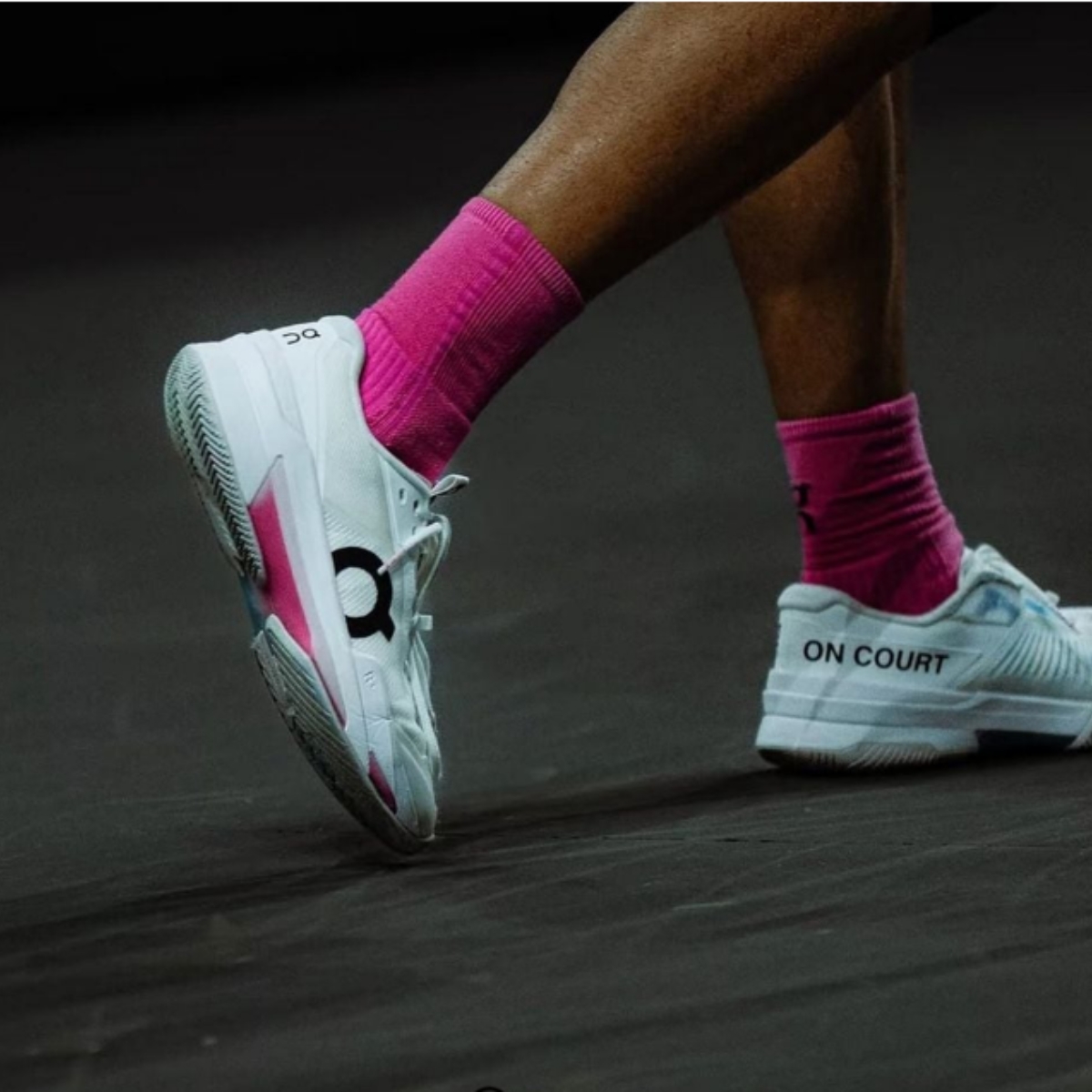 Doi giay tennis On Roger Pro 'Fire' mau do cam ruc ro cua Roger Federer