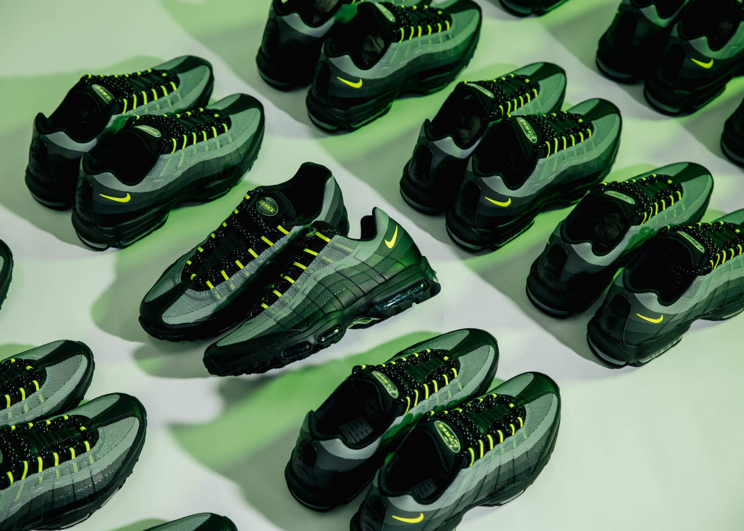 Nike mang “Neon” trở lại với diện mạo hiện đại trên Air Max 95 Ultra