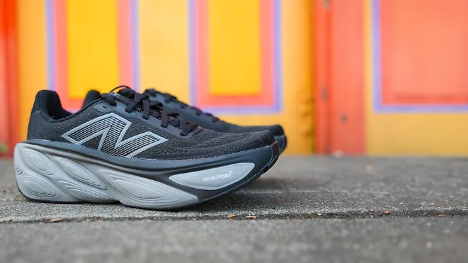 Hinh anh 1: Hinh anh giay chay bo New Balance Fresh Foam X More v5 voi lop dem day va thiet ke toi da hoa su thoai mai.