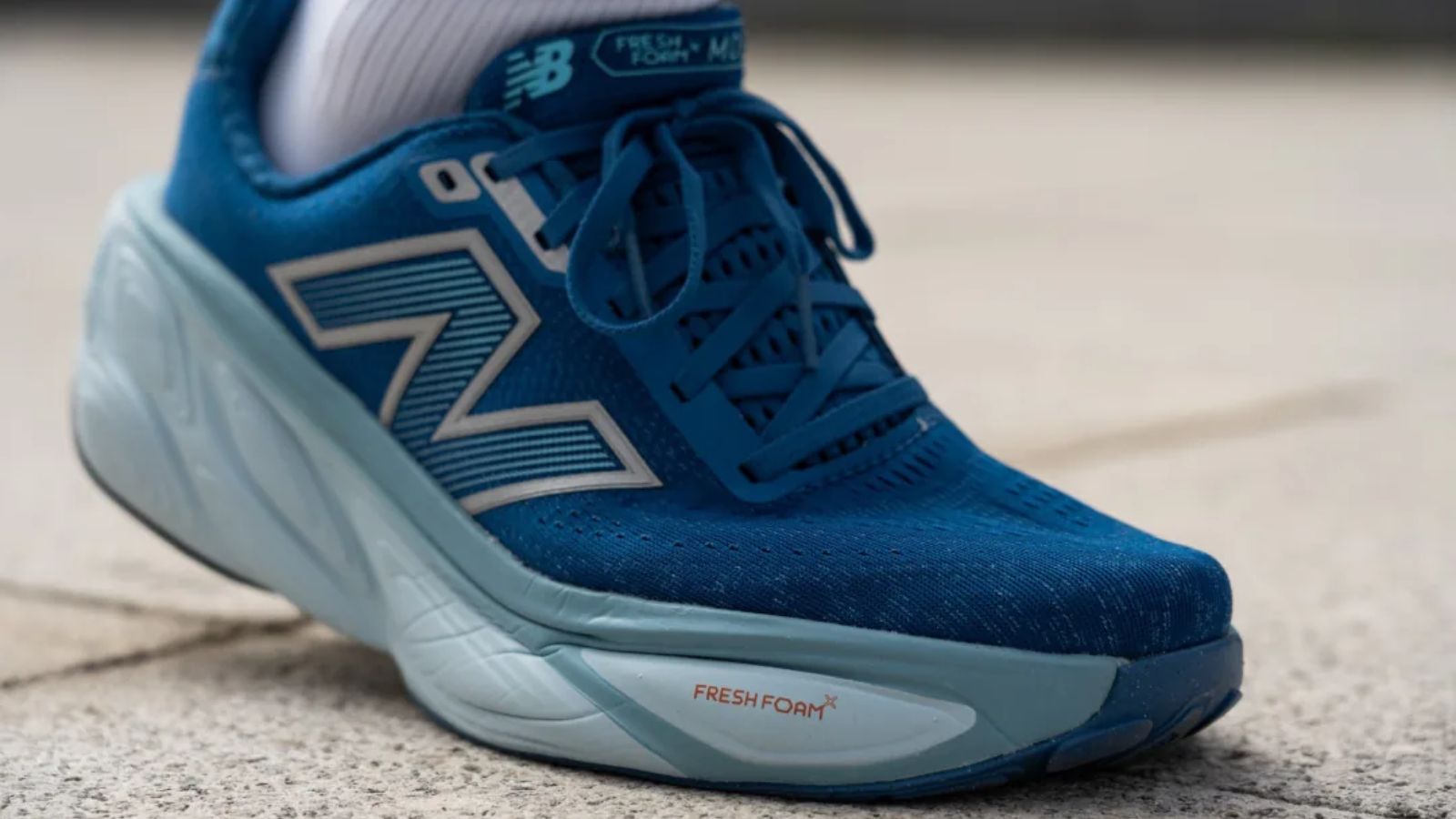 Hinh anh 4: Hinh anh giay chay bo New Balance Fresh Foam X More v5 voi lop dem day va thiet ke toi da hoa su thoai mai.