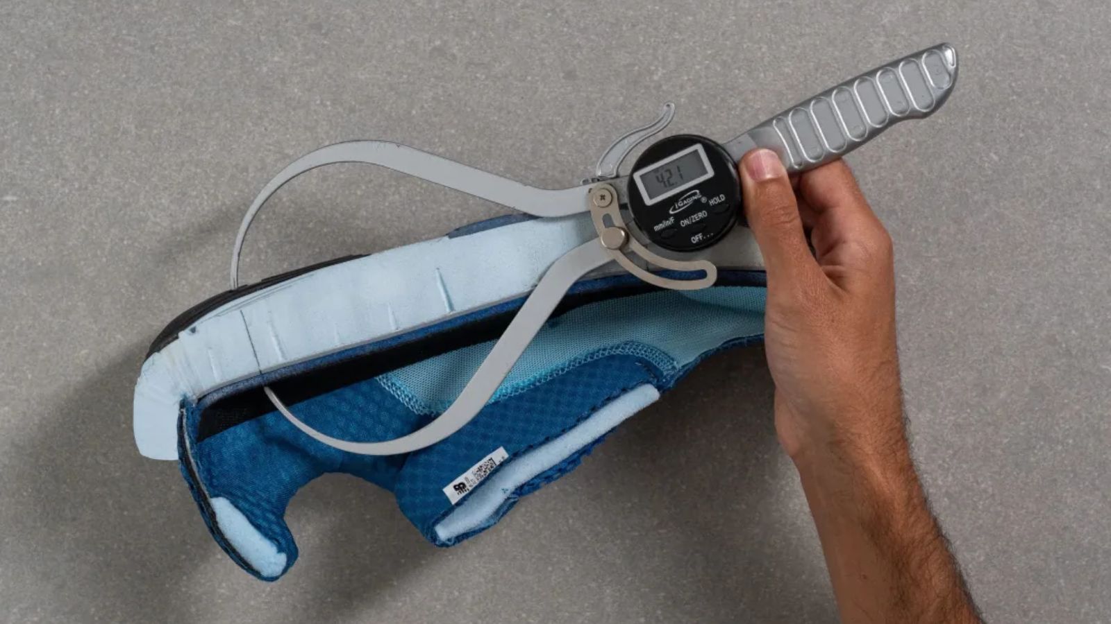 Hinh anh 5: Hinh anh giay chay bo New Balance Fresh Foam X More v5 voi lop dem day va thiet ke toi da hoa su thoai mai.