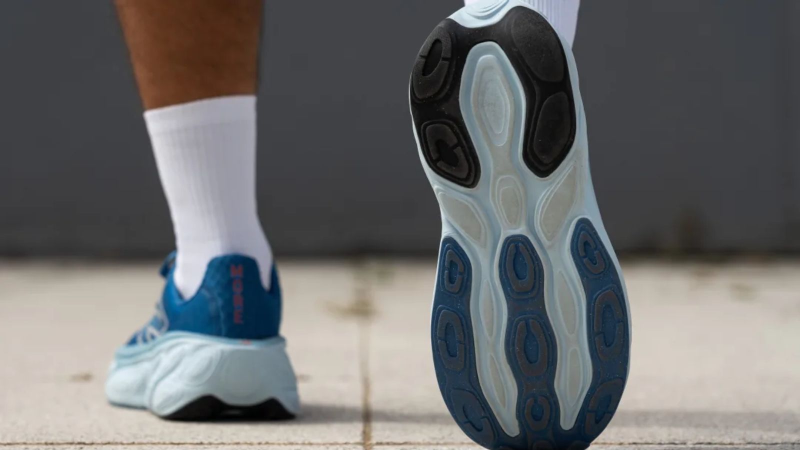 Hinh anh 10: Hinh anh giay chay bo New Balance Fresh Foam X More v5 voi lop dem day va thiet ke toi da hoa su thoai mai.