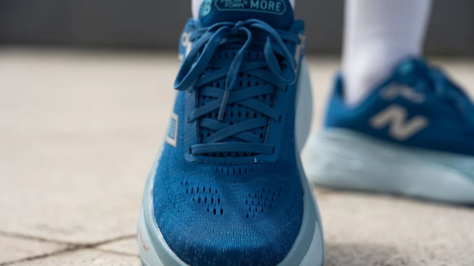 Hinh anh 8: Hinh anh giay chay bo New Balance Fresh Foam X More v5 voi lop dem day va thiet ke toi da hoa su thoai mai.