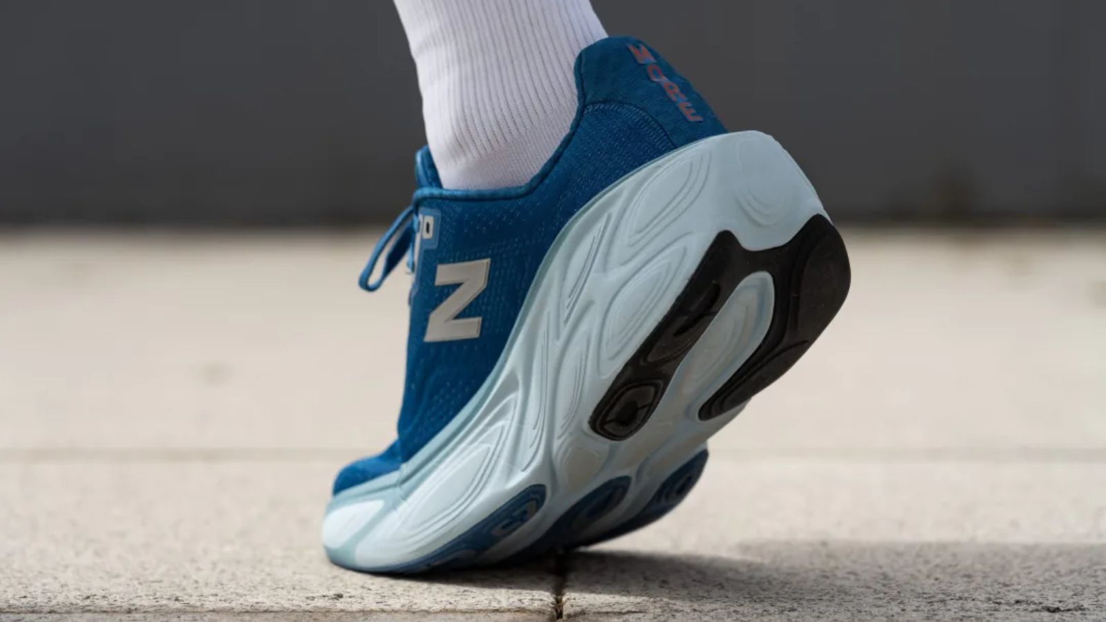 Hinh anh 9: Hinh anh giay chay bo New Balance Fresh Foam X More v5 voi lop dem day va thiet ke toi da hoa su thoai mai.