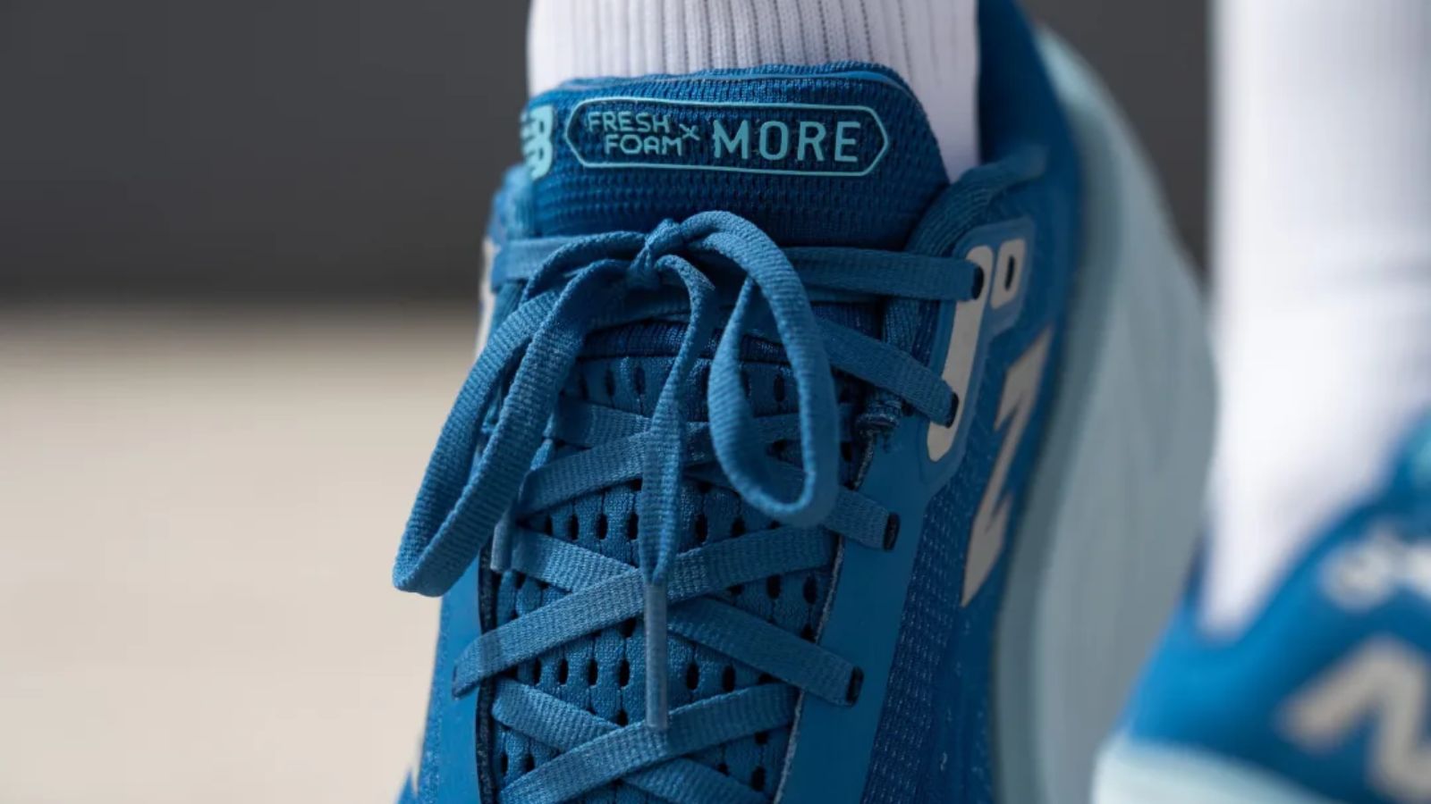 Hinh anh 11: Hinh anh giay chay bo New Balance Fresh Foam X More v5 voi lop dem day va thiet ke toi da hoa su thoai mai.