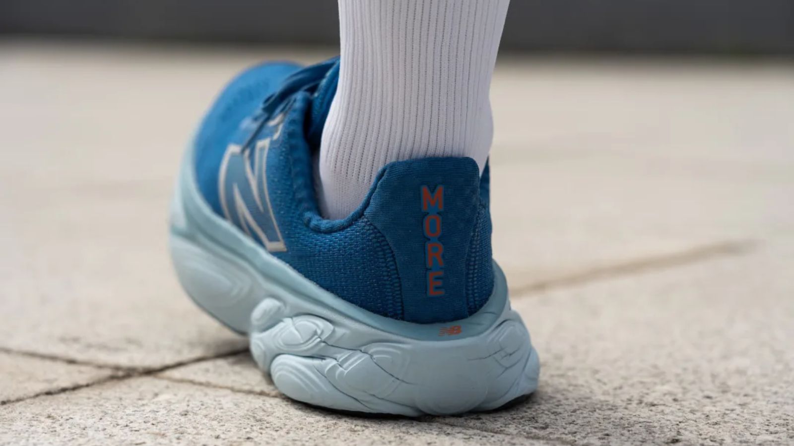 Hinh anh 12: Hinh anh giay chay bo New Balance Fresh Foam X More v5 voi lop dem day va thiet ke toi da hoa su thoai mai.