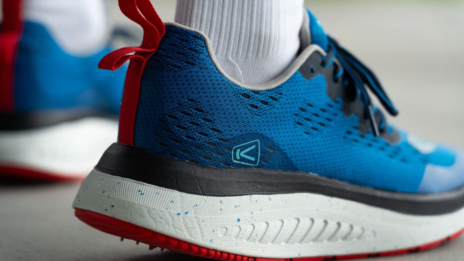 Hinh anh 10: Hinh anh cac mau giay di bo tot nhat cho nu nam 2025