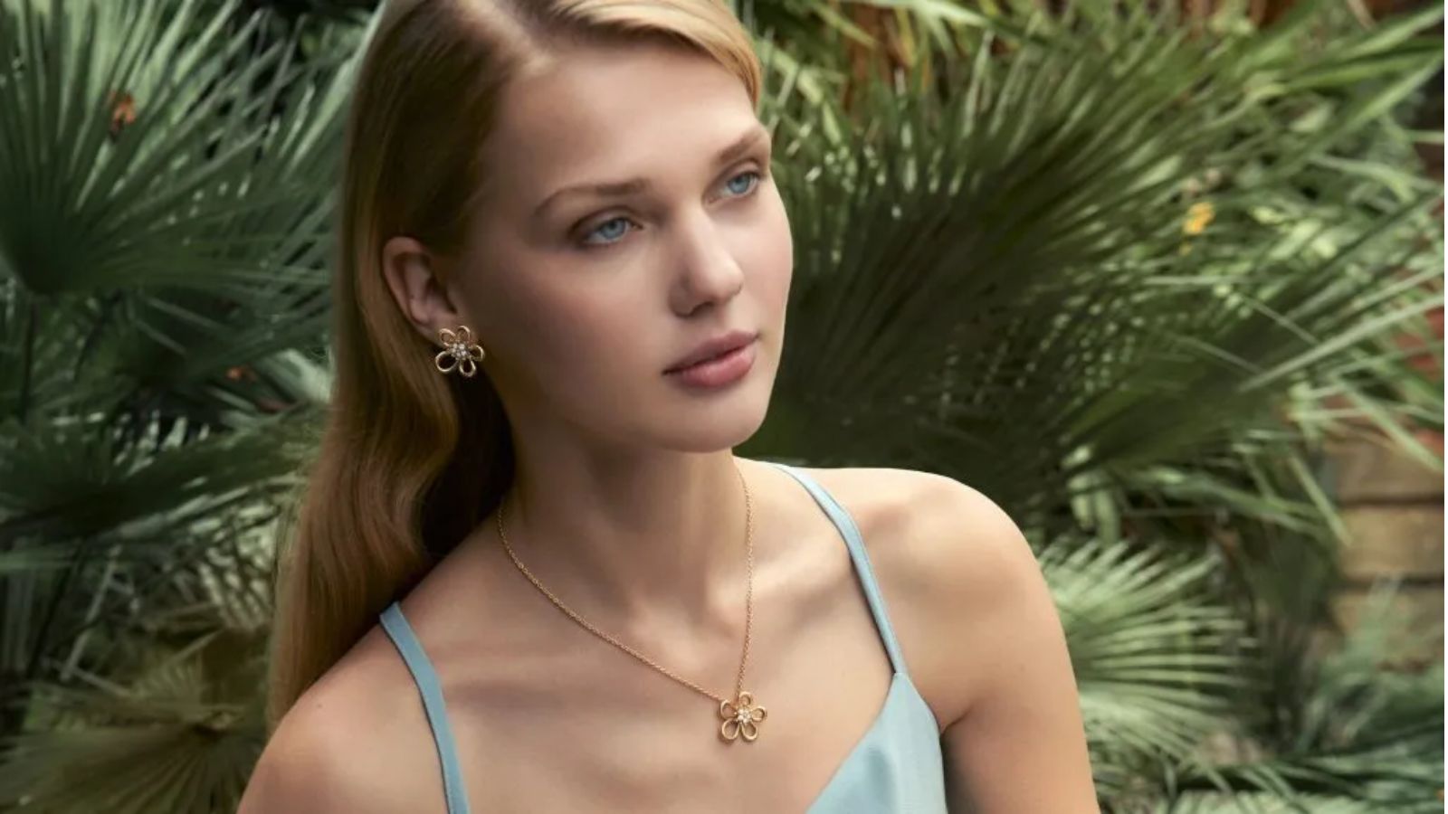 Dây chuyền và hoa tai họa tiết hoa vàng