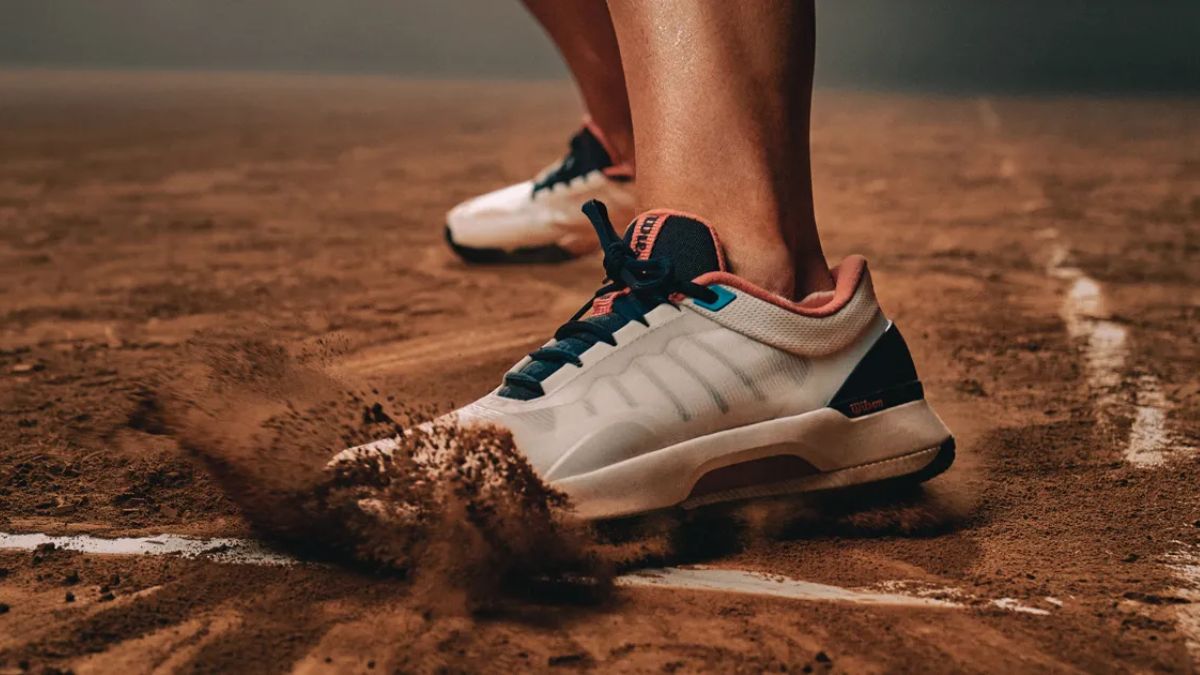 Giay tennis Wilson Intrigue cho phu nu voi thiet ke hien dai va cong nghe tien tien.