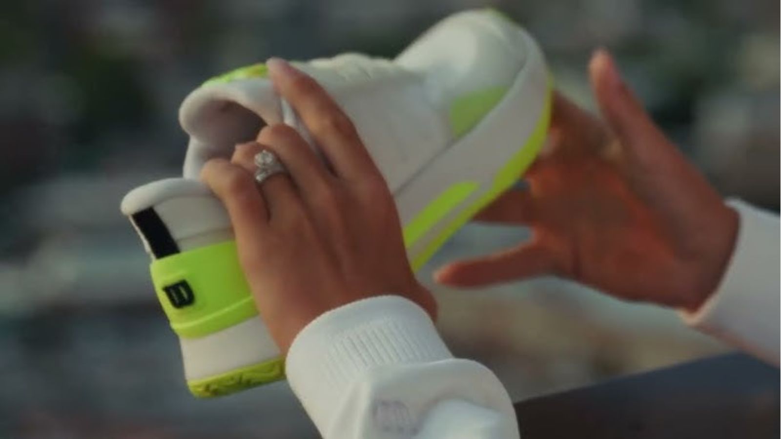 Giày vàng trắng trên tay