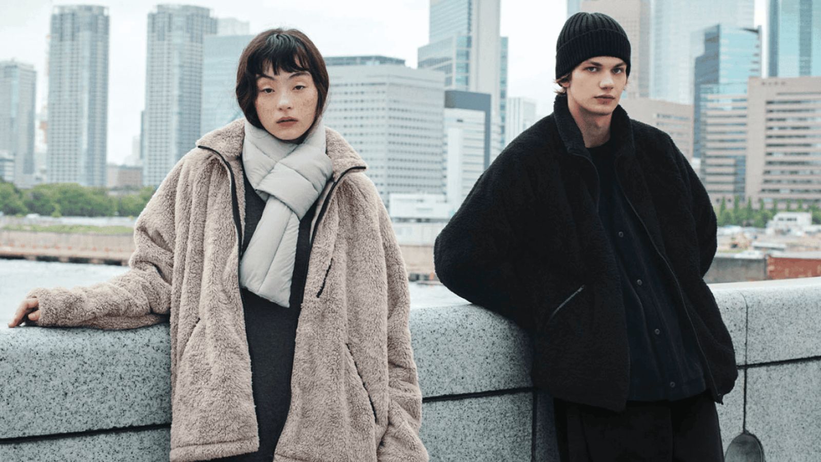 Hinh anh 1: Ao khoac ni UNIQLO x NEEDLES voi thiet ke tinh te va bieu tuong buom buom dac trung.