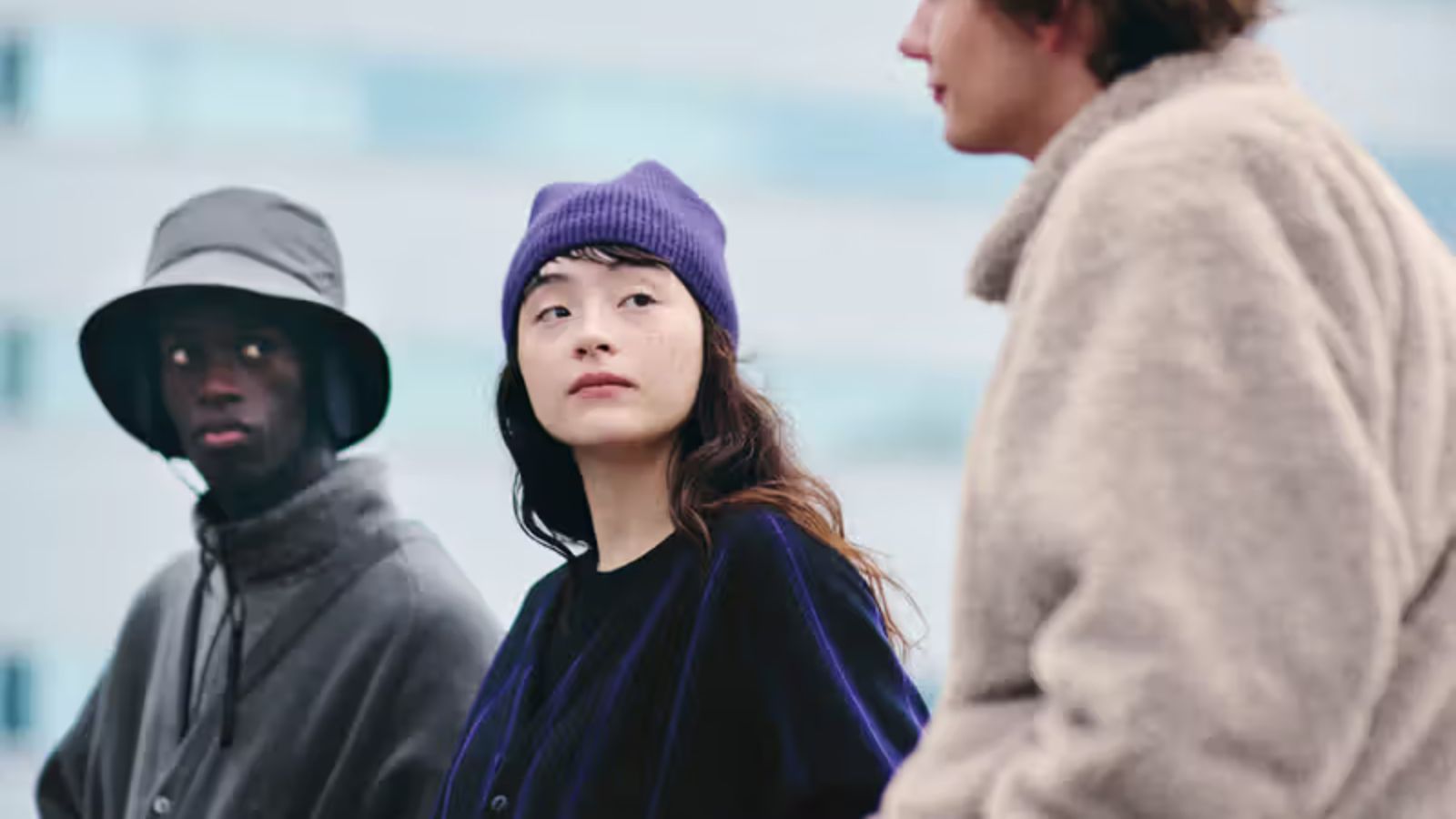 Hinh anh 4: Ao khoac ni UNIQLO x NEEDLES voi thiet ke tinh te va bieu tuong buom buom dac trung.