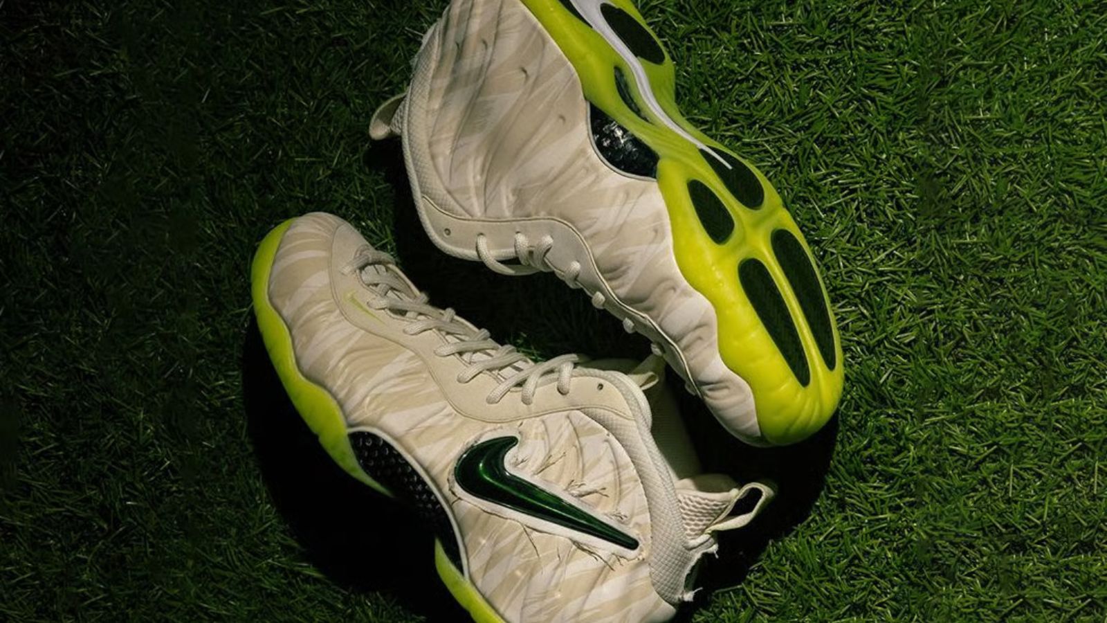 Hinh anh 9: Air Jordan 4 Oregon Ducks PE, giay sneaker doc quyen voi phoi mau xanh la cay va vang dac trung cua Dai hoc Oregon.