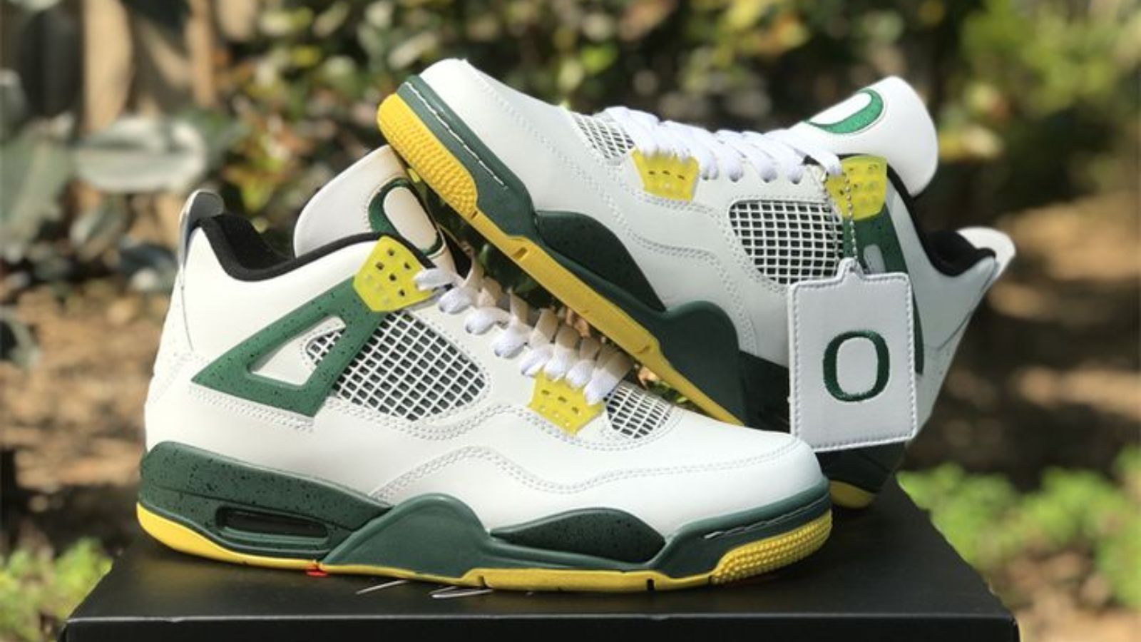 Hinh anh 4: Air Jordan 4 Oregon Ducks PE, giay sneaker doc quyen voi phoi mau xanh la cay va vang dac trung cua Dai hoc Oregon.