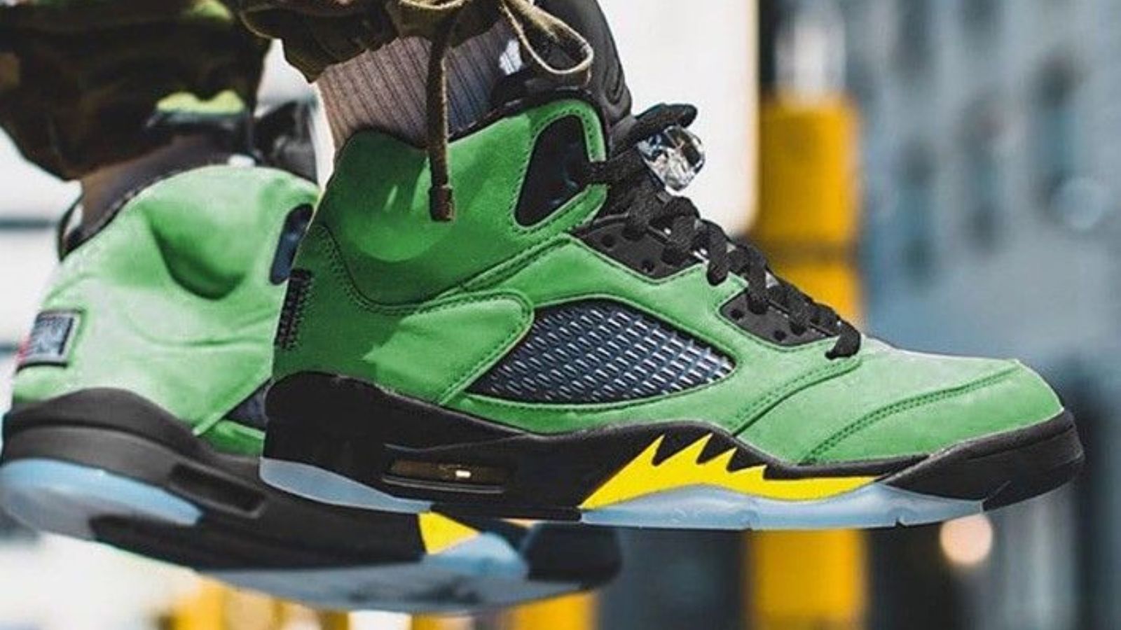 Hinh anh 5: Air Jordan 4 Oregon Ducks PE, giay sneaker doc quyen voi phoi mau xanh la cay va vang dac trung cua Dai hoc Oregon.