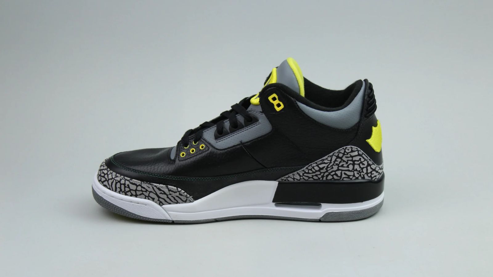 Hinh anh 6: Air Jordan 4 Oregon Ducks PE, giay sneaker doc quyen voi phoi mau xanh la cay va vang dac trung cua Dai hoc Oregon.