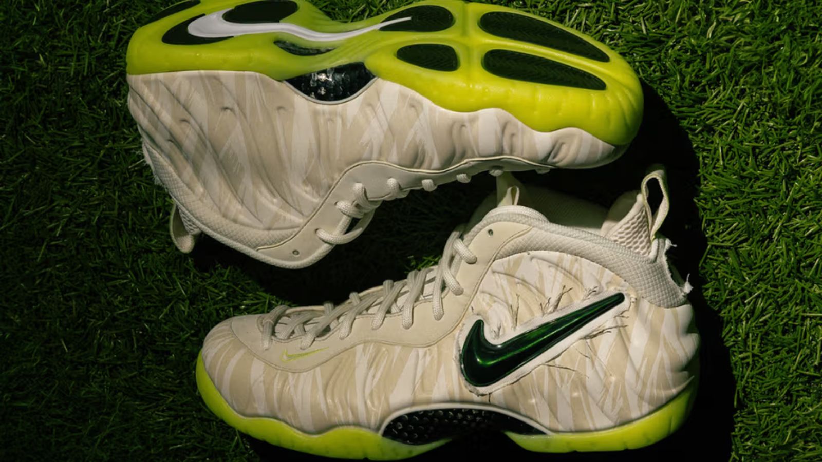 Hinh anh 1: Air Jordan 4 Oregon Ducks PE, giay sneaker doc quyen voi phoi mau xanh la cay va vang dac trung cua Dai hoc Oregon.