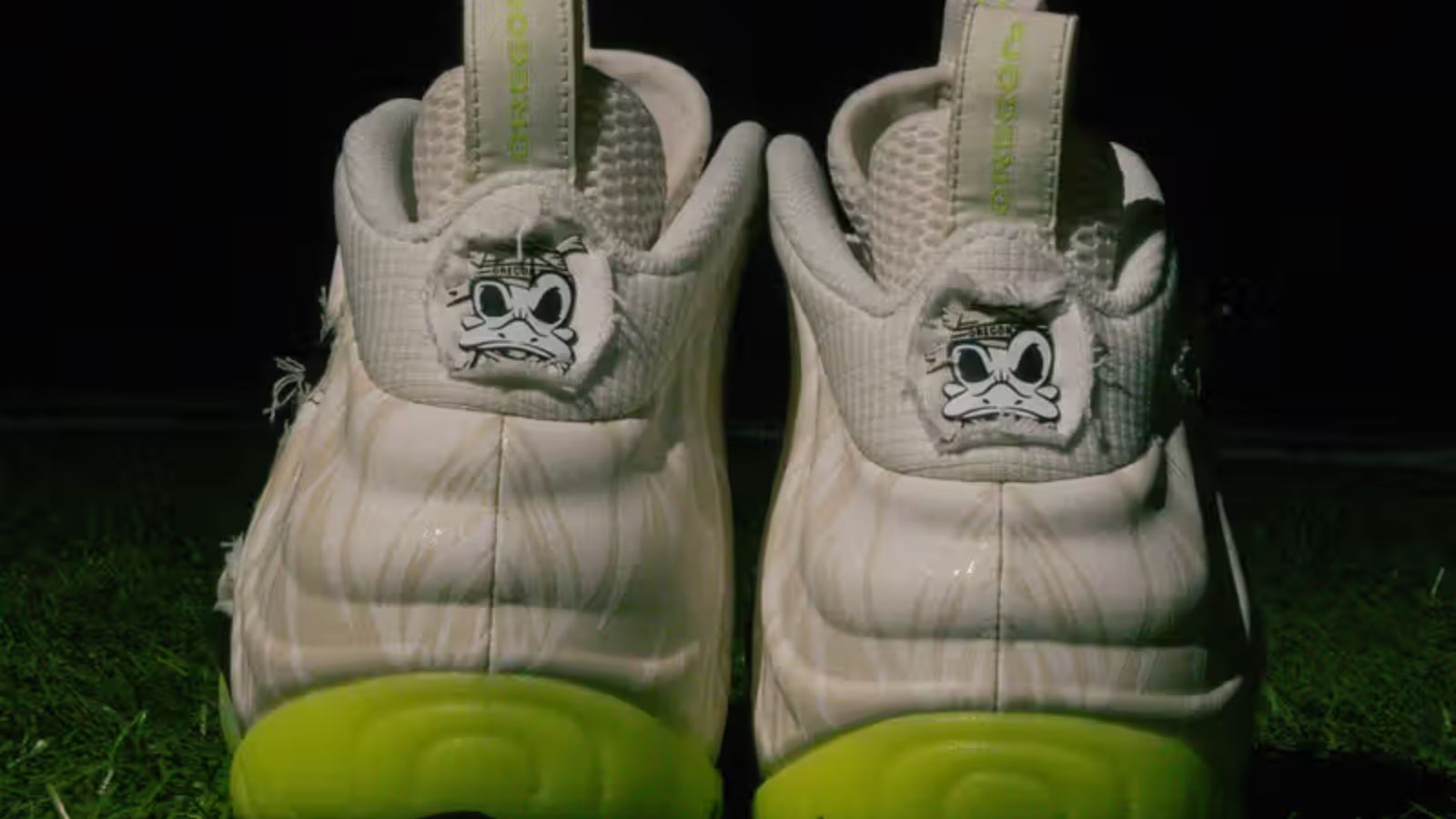 Hinh anh 2: Air Jordan 4 Oregon Ducks PE, giay sneaker doc quyen voi phoi mau xanh la cay va vang dac trung cua Dai hoc Oregon.