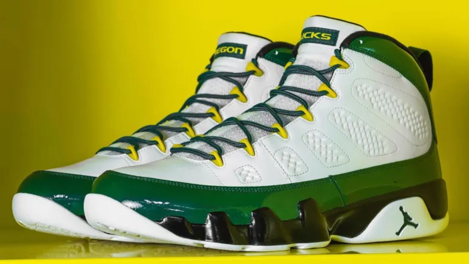 Hinh anh 3: Hinh anh giay Oregon Ducks PE doc quyen tu Nike, bieu tuong cua su sang tao va niem tu hao doi bong.