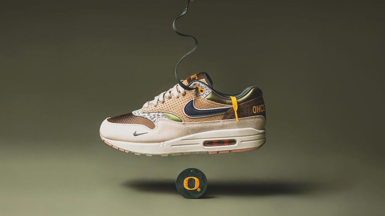 Hinh anh 5: Hinh anh giay Oregon Ducks PE doc quyen tu Nike, bieu tuong cua su sang tao va niem tu hao doi bong.