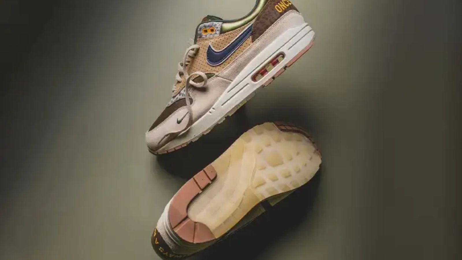 Hinh anh 1: Hinh anh giay Oregon Ducks PE doc quyen tu Nike, bieu tuong cua su sang tao va niem tu hao doi bong.