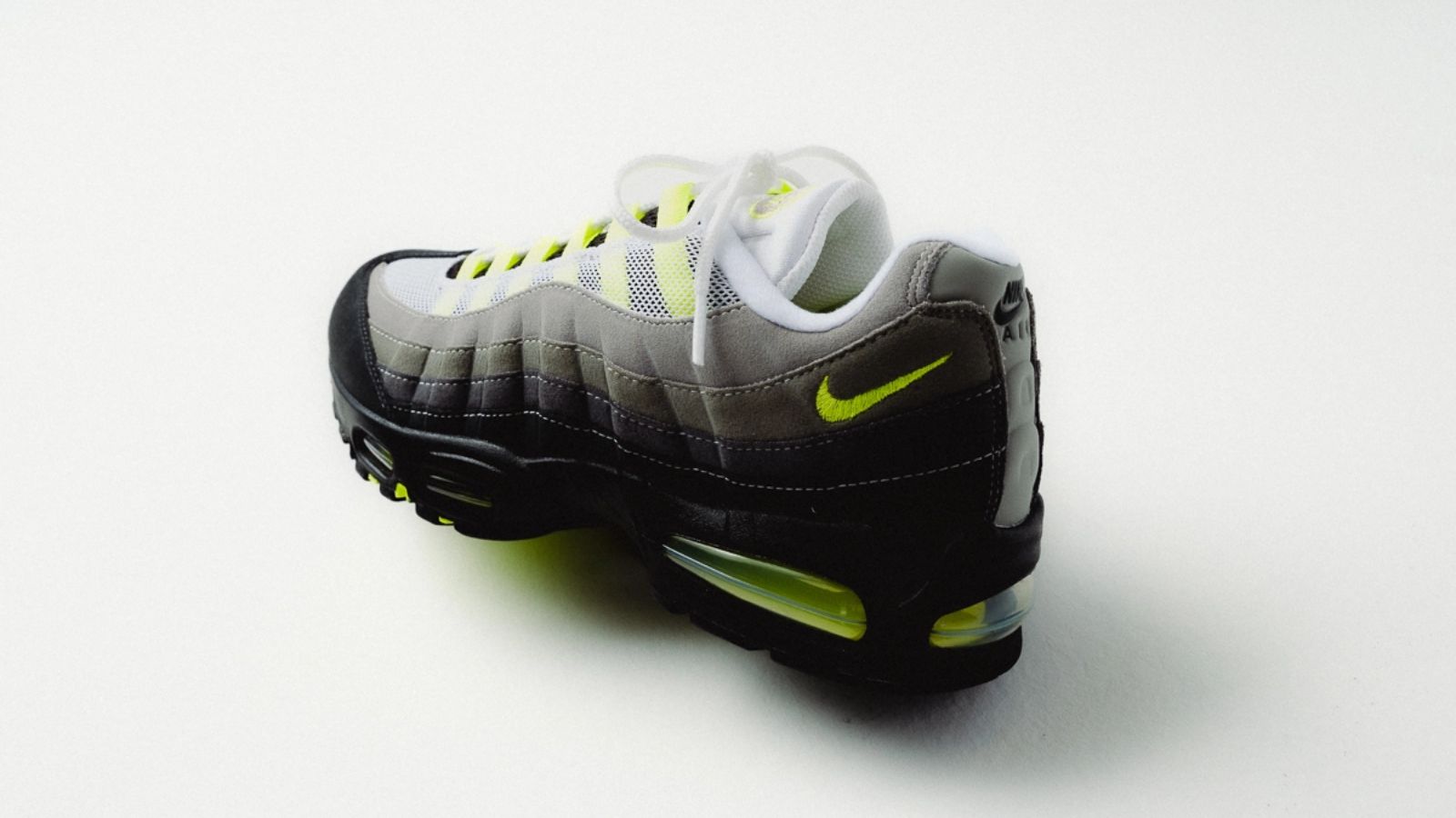 Hinh anh 5: Hinh anh Air Max 90 'Black Neon' moi voi phoi mau noi bat tu Air Max 95