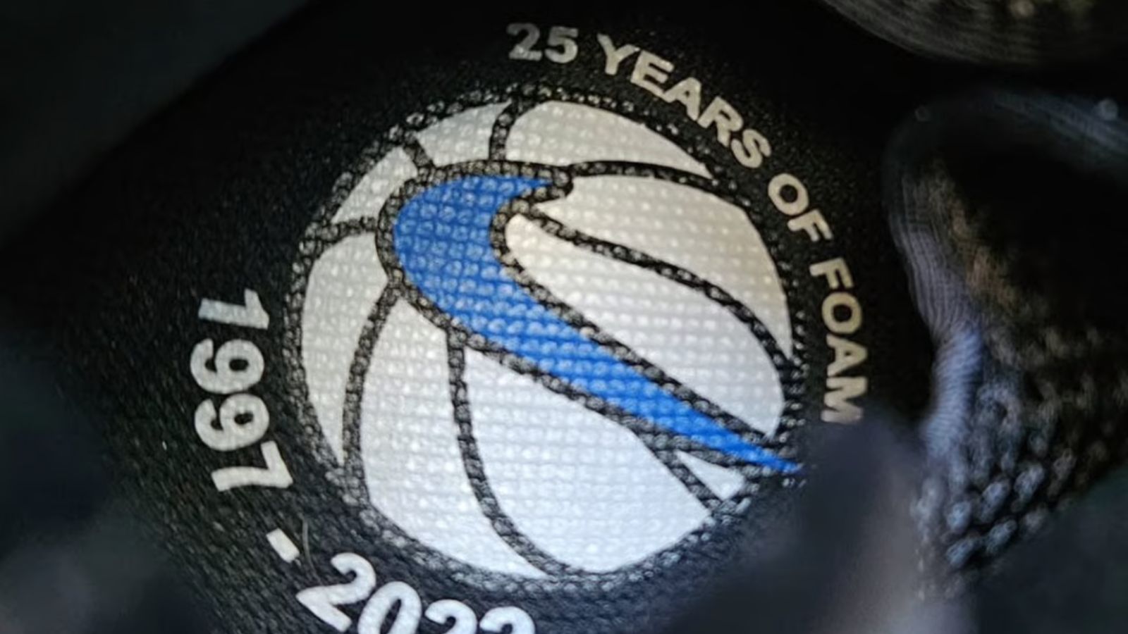 Hinh anh 3: Hinh anh Nike Air Foamposite Pro 25th Anniversary mau hiem voi thiet ke bac anh kim va chi tiet ky niem doc quyen.