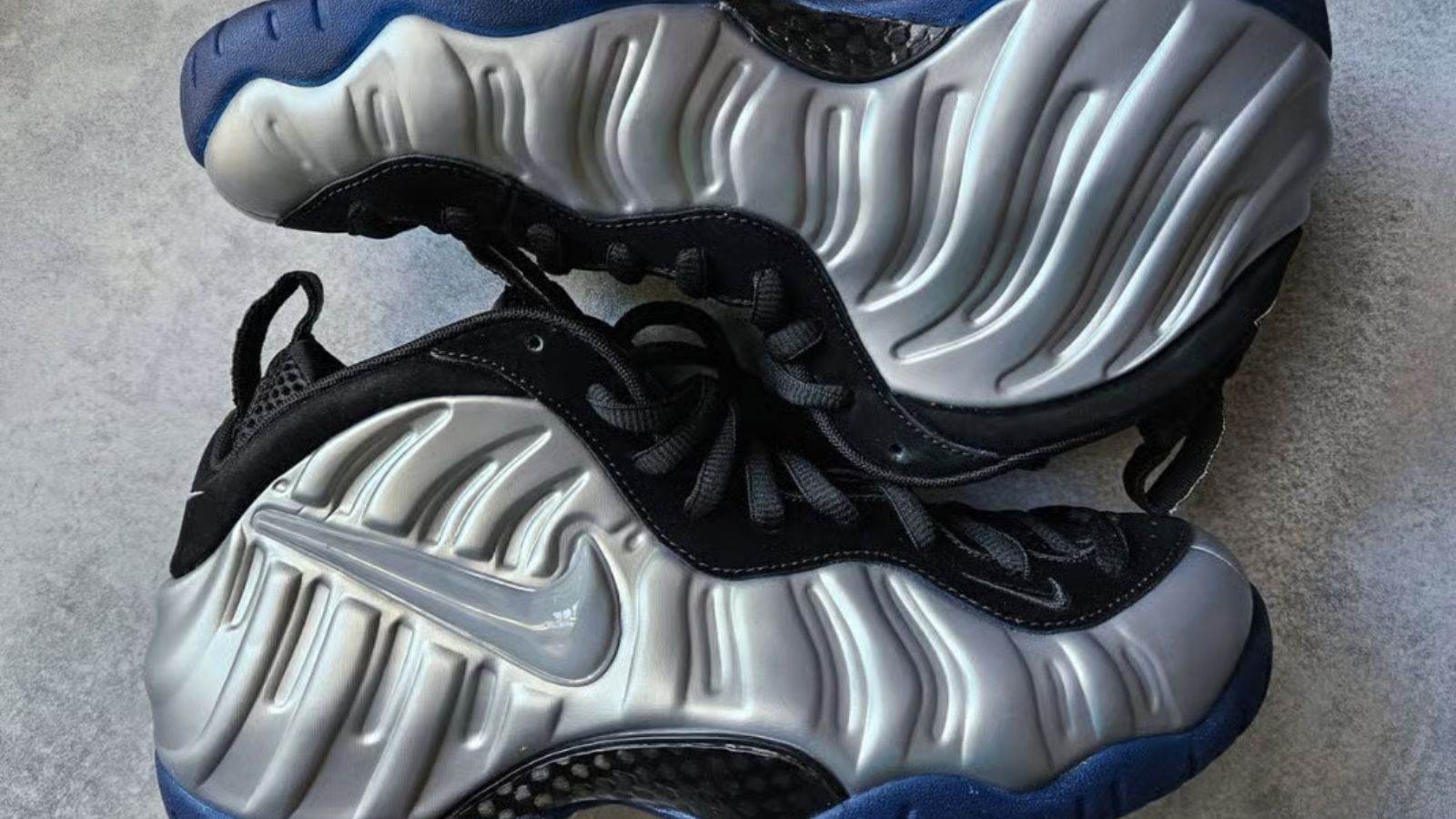 Hinh anh 1: Hinh anh Nike Air Foamposite Pro 25th Anniversary mau hiem voi thiet ke bac anh kim va chi tiet ky niem doc quyen.