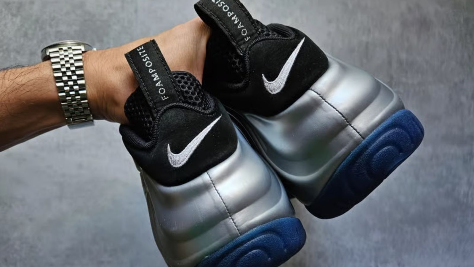 Hinh anh 5: Hinh anh Nike Air Foamposite Pro 25th Anniversary mau hiem voi thiet ke bac anh kim va chi tiet ky niem doc quyen.