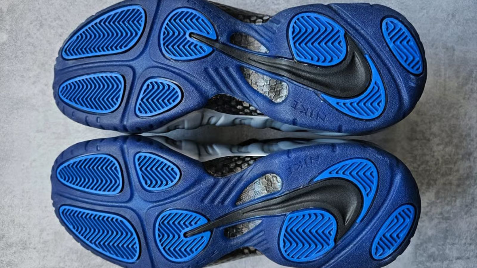 Hinh anh 6: Hinh anh Nike Air Foamposite Pro 25th Anniversary mau hiem voi thiet ke bac anh kim va chi tiet ky niem doc quyen.