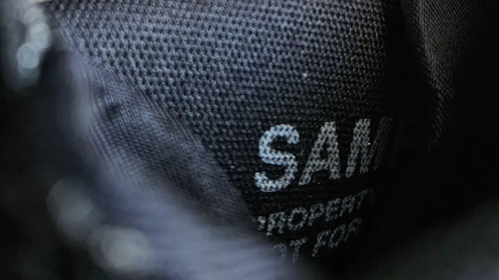 Hinh anh 7: Hinh anh Nike Air Foamposite Pro 25th Anniversary mau hiem voi thiet ke bac anh kim va chi tiet ky niem doc quyen.