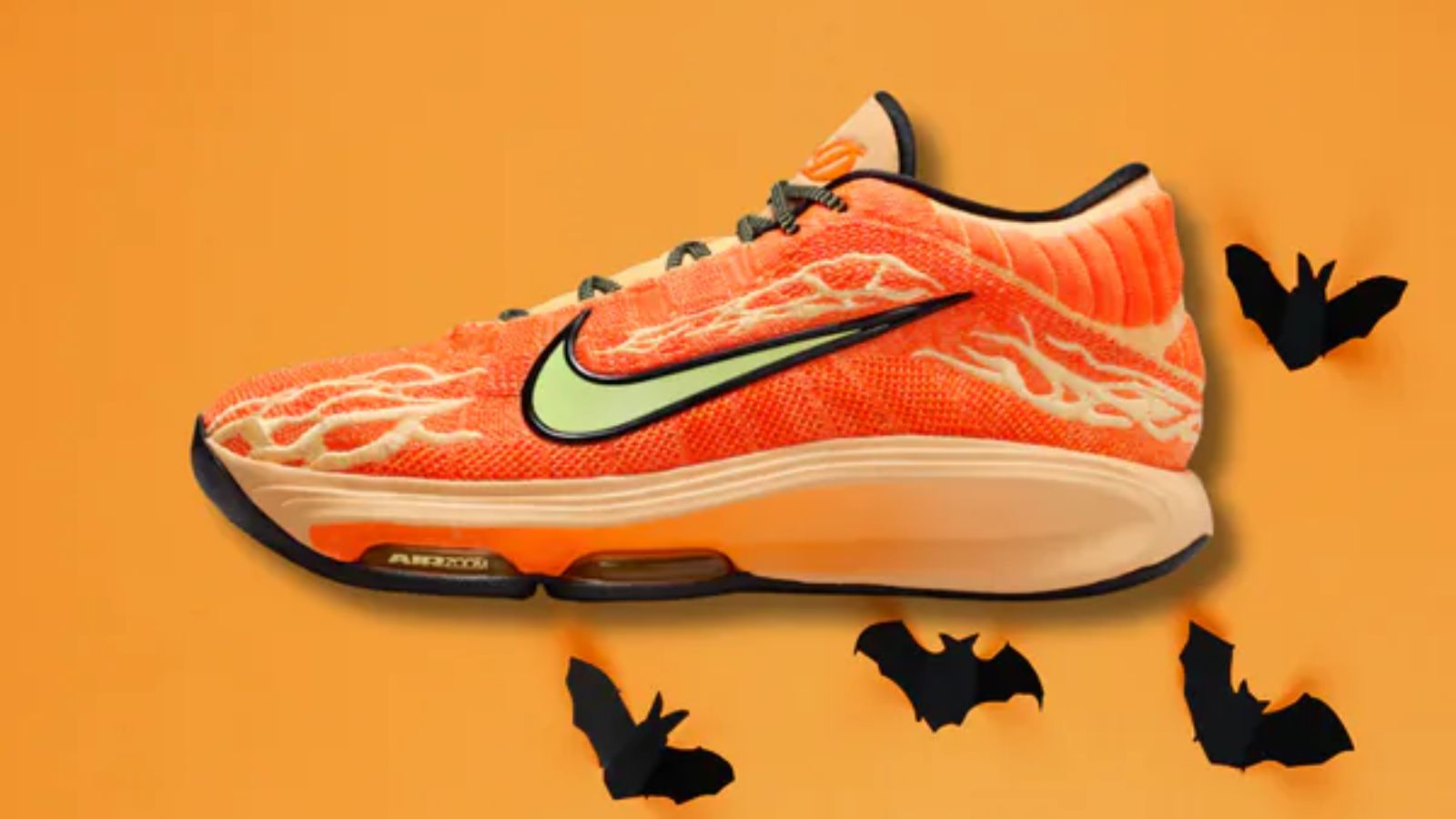 Hinh anh 1: Bo suu tap giay bong ro Halloween 2025 cua Nike voi thiet ke doc dao va phat sang trong bong toi