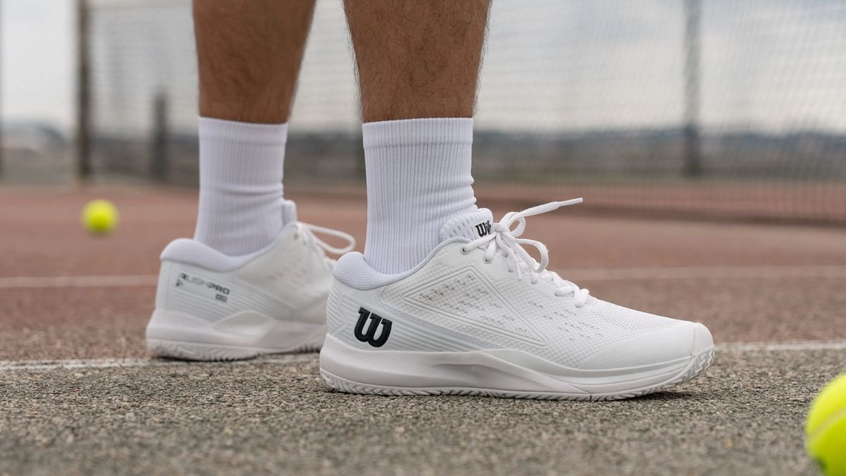 Hinh anh giay tennis Wilson Rush Pro Ace voi thiet ke hien dai, ly tuong cho nguoi choi moi bat dau.