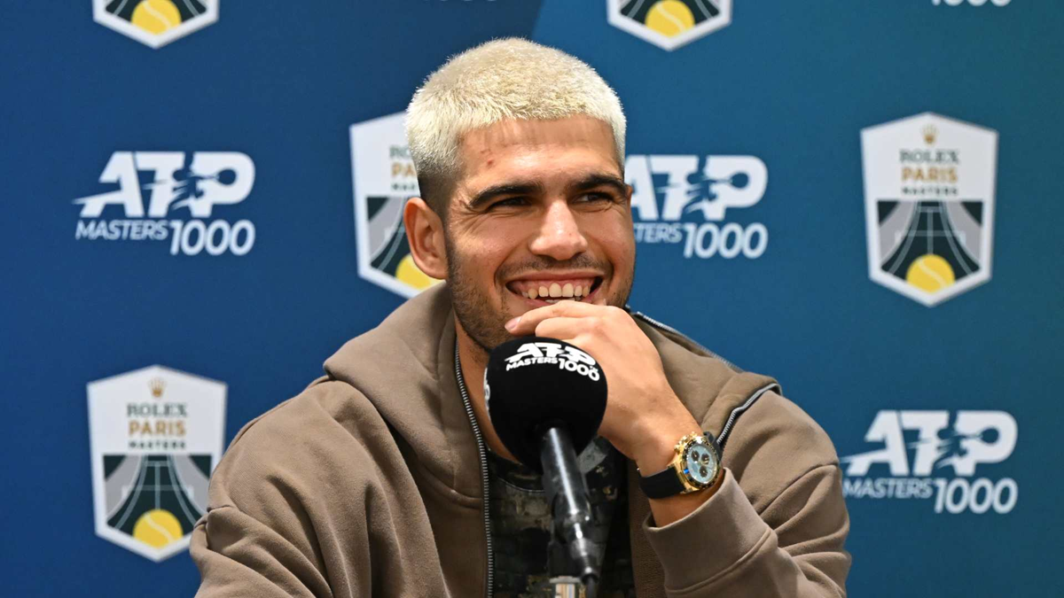 Hinh anh 1: Carlos Alcaraz tren san tennis voi phong cach thoi trang noi bat