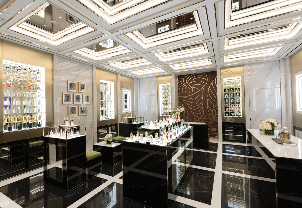 Hinh anh 1: Logo thuong hieu nuoc hoa Creed voi hinh anh ngua bac, bieu tuong suc manh va lich su lau doi.