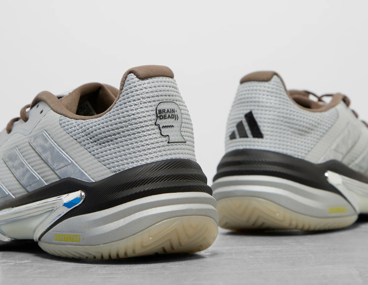 Hinh anh 3: Hinh anh Brain Dead x Adidas Barricade 13, doi sneaker ket hop giua thoi trang duong pho va cong nghe the thao.