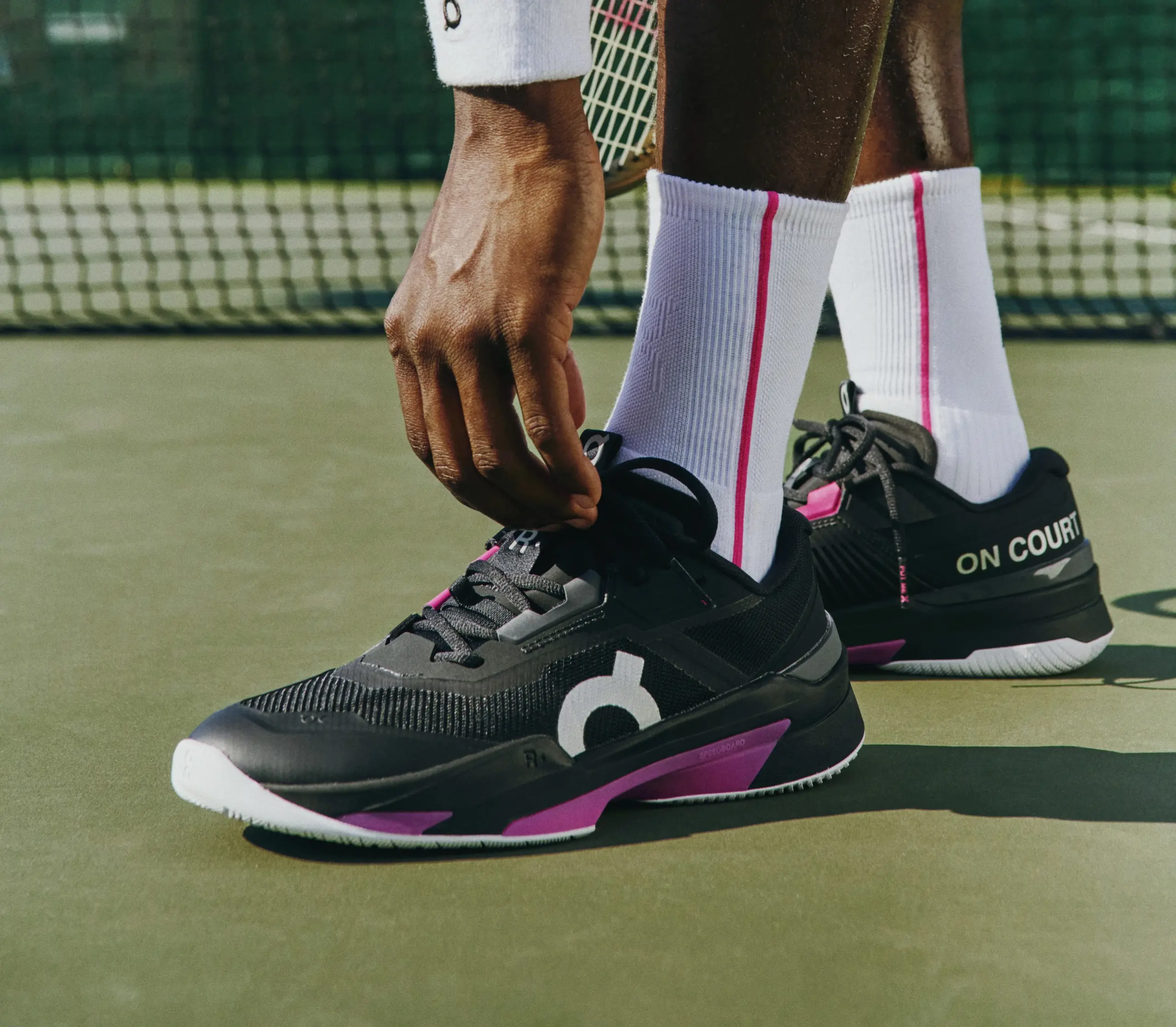 Hinh anh 1: Doi giay tennis On Roger Pro 'Fire' mau do cam ruc ro cua Roger Federer