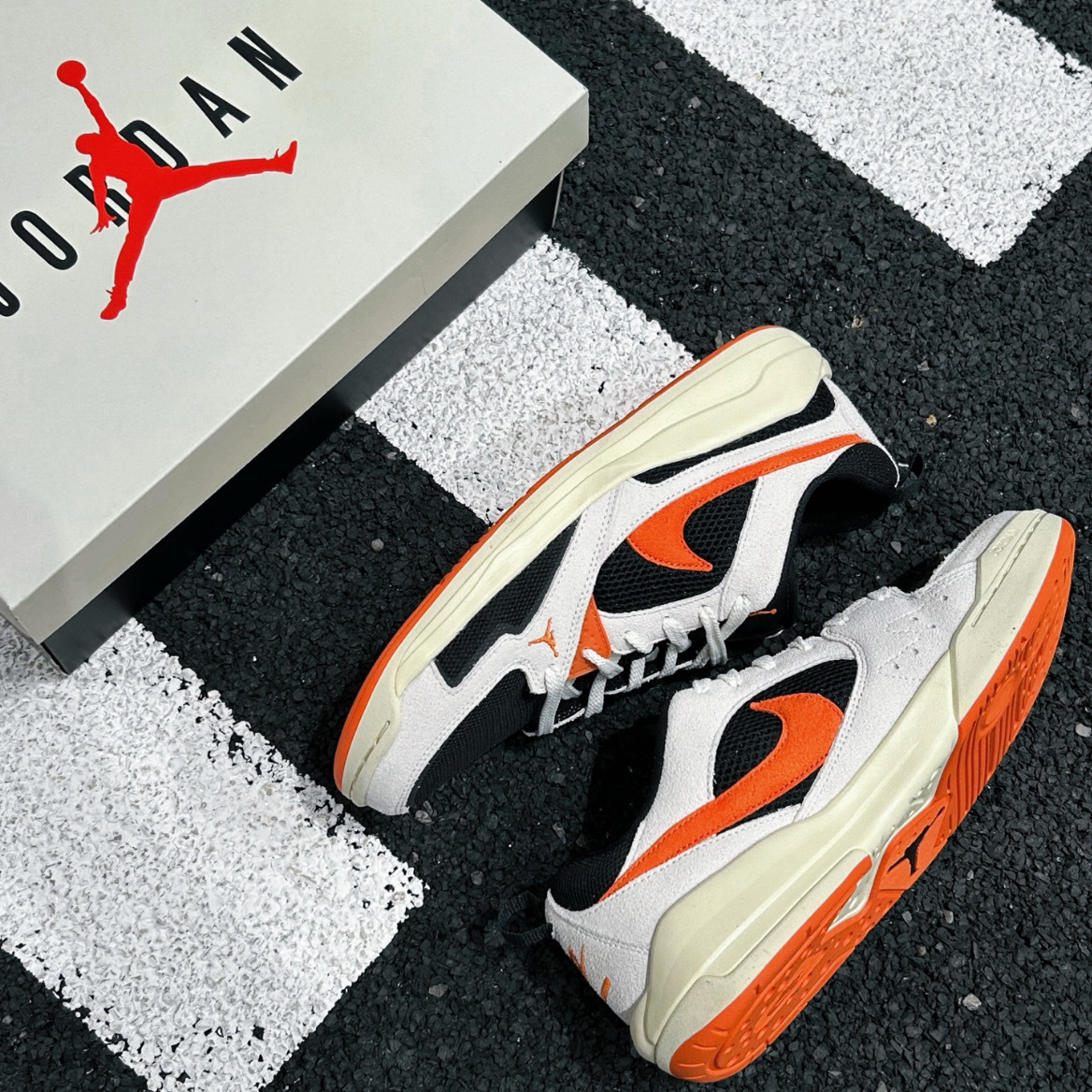 Alternative view of Giày Nike Air Jordan CMFT Era 'Black Sail' HJ6777-018