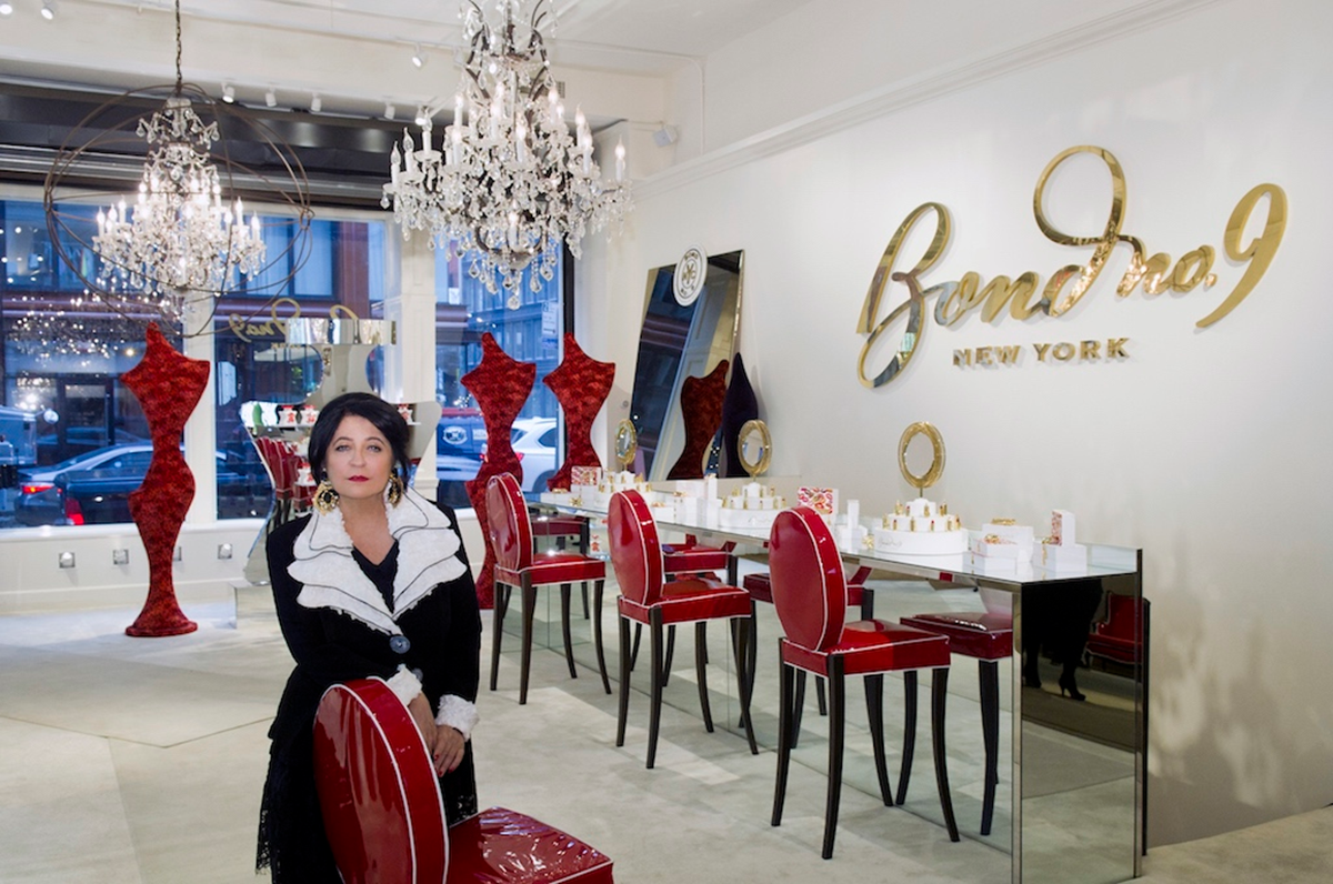 Hinh anh 2: Chai nuoc hoa Bond No. 9 voi thiet ke silhouette cong, bieu tuong cho su quyen ru cua New York.