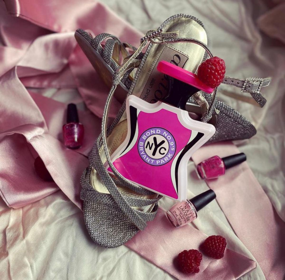 Hinh anh 3: Chai nuoc hoa Bond No. 9 voi thiet ke silhouette cong, bieu tuong cho su quyen ru cua New York.