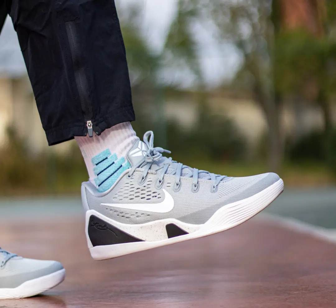 Alternative view of Giày Nike Kobe IX Elite Low EM Protro ‘Wolf Grey’ IH1401-001