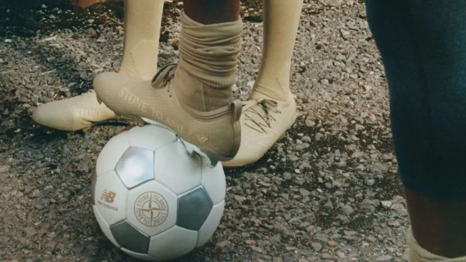 Hinh anh 2: Giay bong da Furon Elite FG v8 x Stone Island voi hoa tiet ran ri