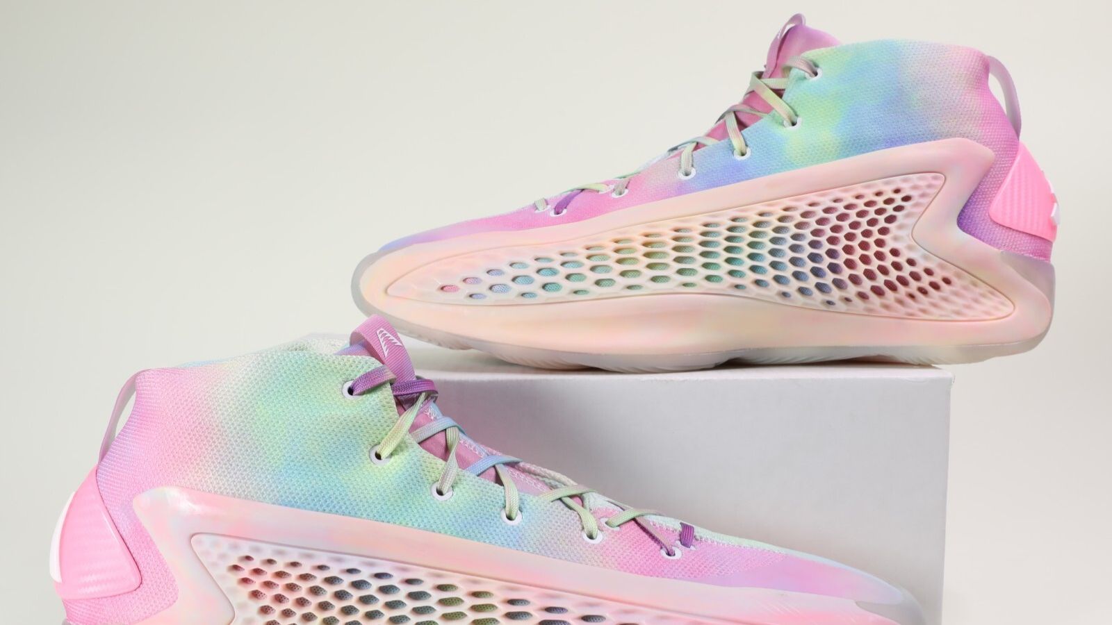 Hinh anh 9: adidas AE 2 3SSB PE voi thiet ke tie-dye mau pastel